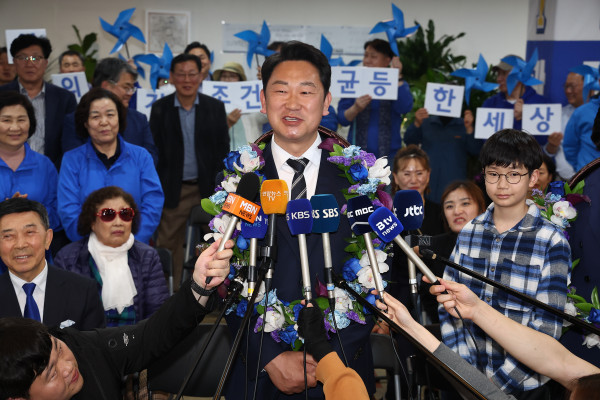 ▲더불어민주당 종로구 곽상언 후보가 11일 새벽 서울 종로구 창신동에 마련한 자신의 선거사무소에서 당선이 확실시된 뒤 인터뷰하고 있다.(연합뉴스)