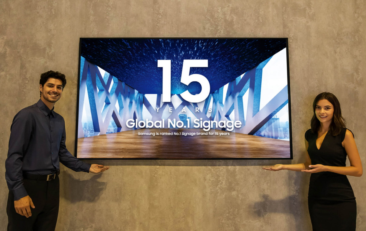 ▲삼성전자 모델이 15년 연속 글로벌 상업용 디스플레이 시장 1위를 달성한 삼성전자의 상업용 디스플레이 제품을 소개하고 있다. (사진제공=삼성전자)