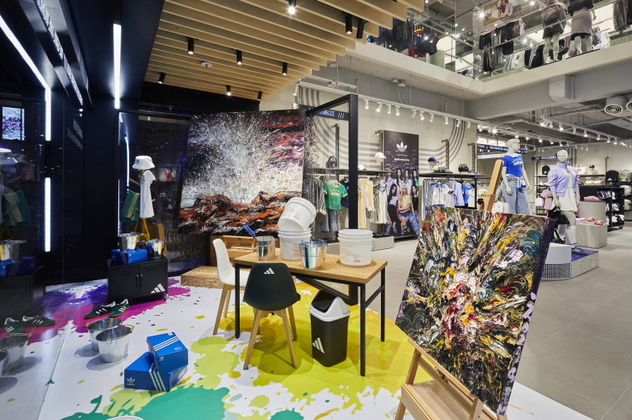 ▲아디다스 홍대 브랜드센터 2층에 선보인 '아트 퍼포먼스' (사진제공=아디다스코리아)