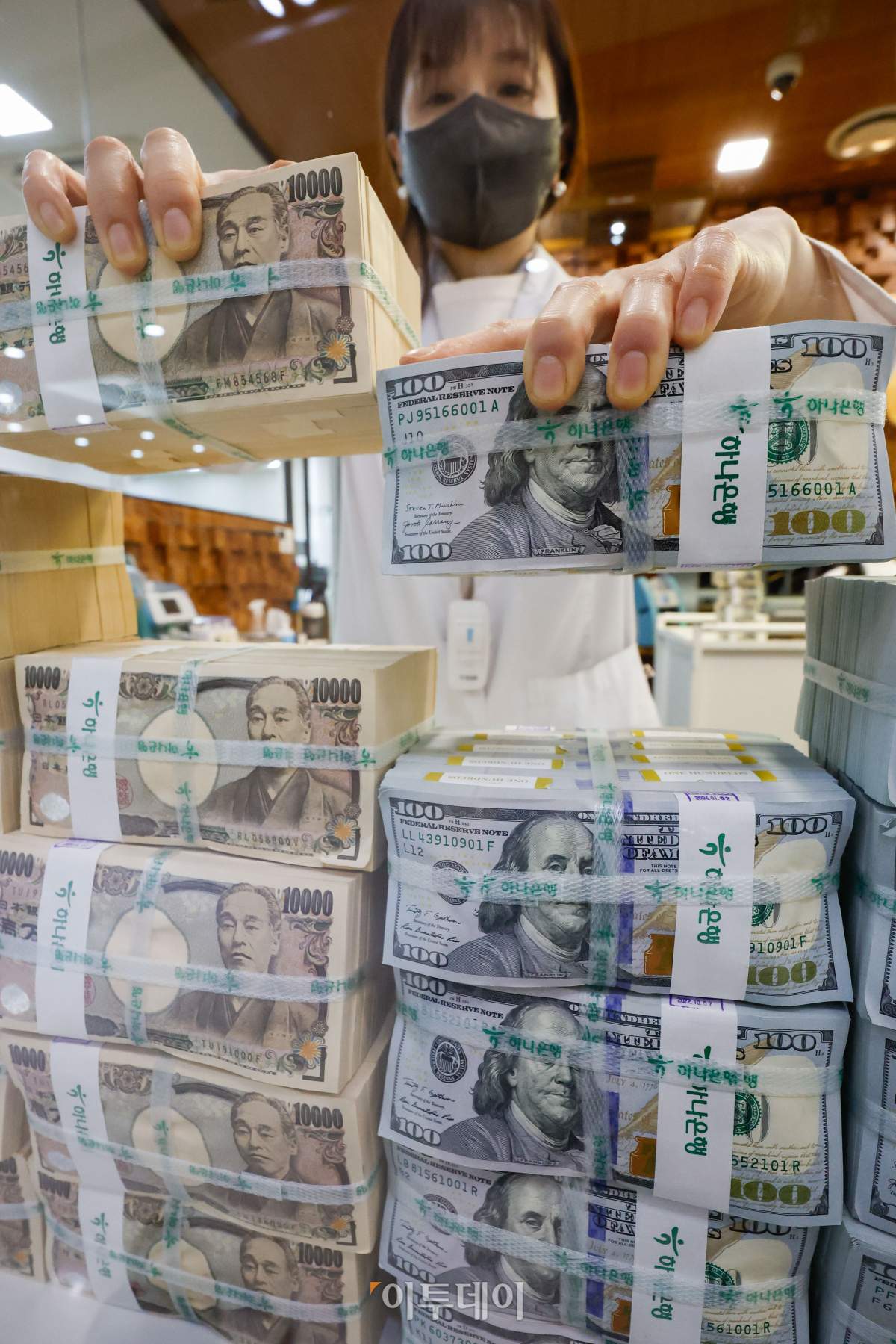 ▲10일(현지시간) 미국 뉴욕 외환시장에서 엔/달러 환율이 달러당 153.16엔까지 치솟으며 엔화 가치가 1990년 6월 이후 34년 만의 최저 수준으로 떨어졌다. 이날 발표된 3월 미국 소비자물가지수(CPI) 상승률이 시장 예상치를 상회하는 3.5%로 집계됐다는 발표가 나오면서 급락했다. 이는 지난해 9월(3.7%) 이후 6개월 만에 가장 높은 수치다. 11일 서울 중구 하나은행 위변조대응센터에서 직원이 엔화와 달러를 정리하고 있다. 조현호 기자 hyunho@
