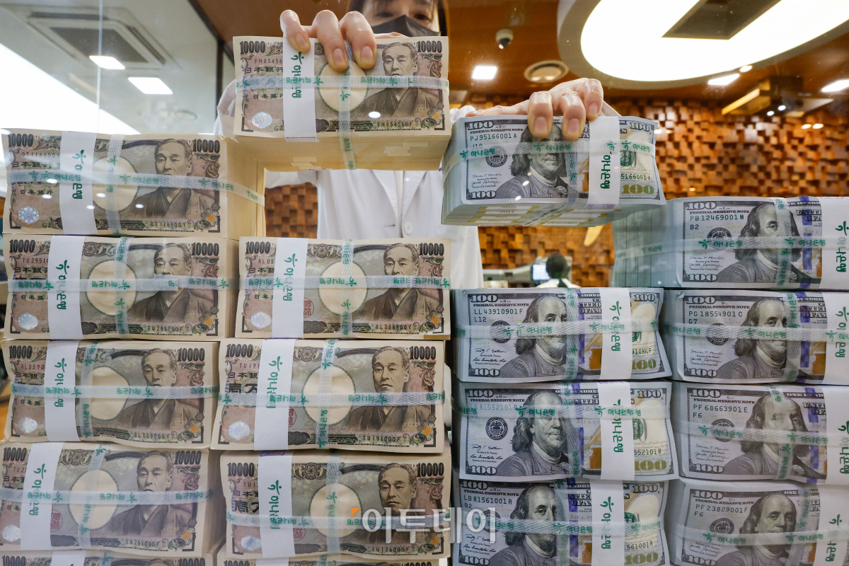 ▲11일 서울 중구 하나은행 위변조대응센터에서 직원이 엔화와 달러를 정리하고 있다. 조현호 기자 hyunho@