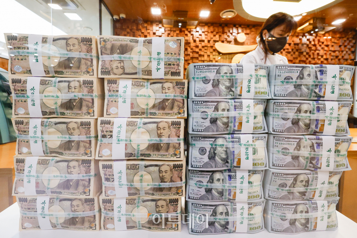 ▲11일 서울 중구 하나은행 위변조대응센터에서 직원이 엔화와 달러를 정리하고 있다. 조현호 기자 hyunho@