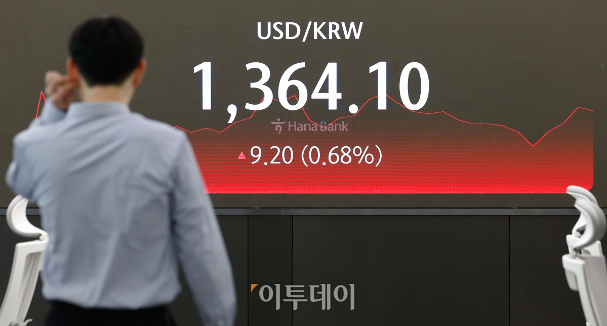▲원·달러 환율이 미국 소비자물가지수(CPI) 충격으로 1360원을 돌파했다. 11일 서울 중구 하나은행 딜링룸 전광판에 원·달러 환율이 표시되고 있다. 이날 원·달러 환율은 전 거래일보다 9.20(0.68%)원 오른 1364.10원을 나타냈다. 조현호 기자 hyunho@