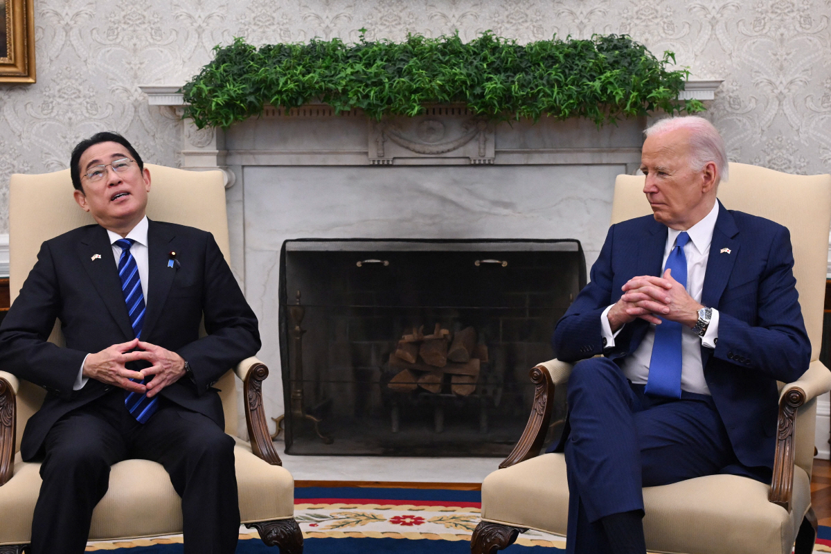 ▲기시다 후미오 일본 총리와 조 바이든 미국 대통령이 10일(현지시간) 백악관 집무실에서 대화하고 있다. 워싱턴D.C./AFP연합뉴스