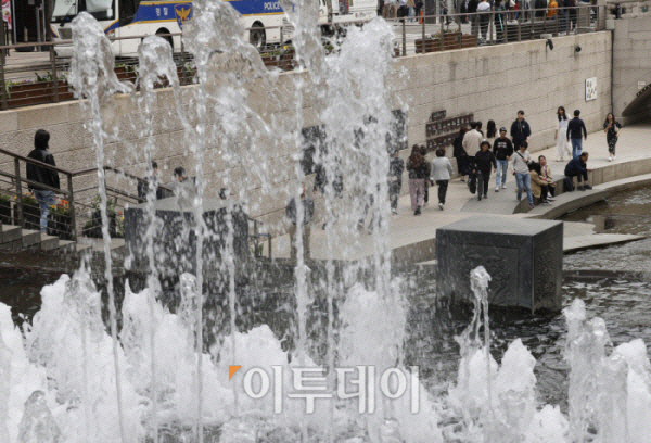 ▲서울 낮 최고기온이 23도까지 오르는 등 포근한 날씨를 보인 8일 서울 중구 청계천 일대에서 가벼운 옷차림을 한 시민들이 산책을 하고 있다. 조현호 기자 hyunho@