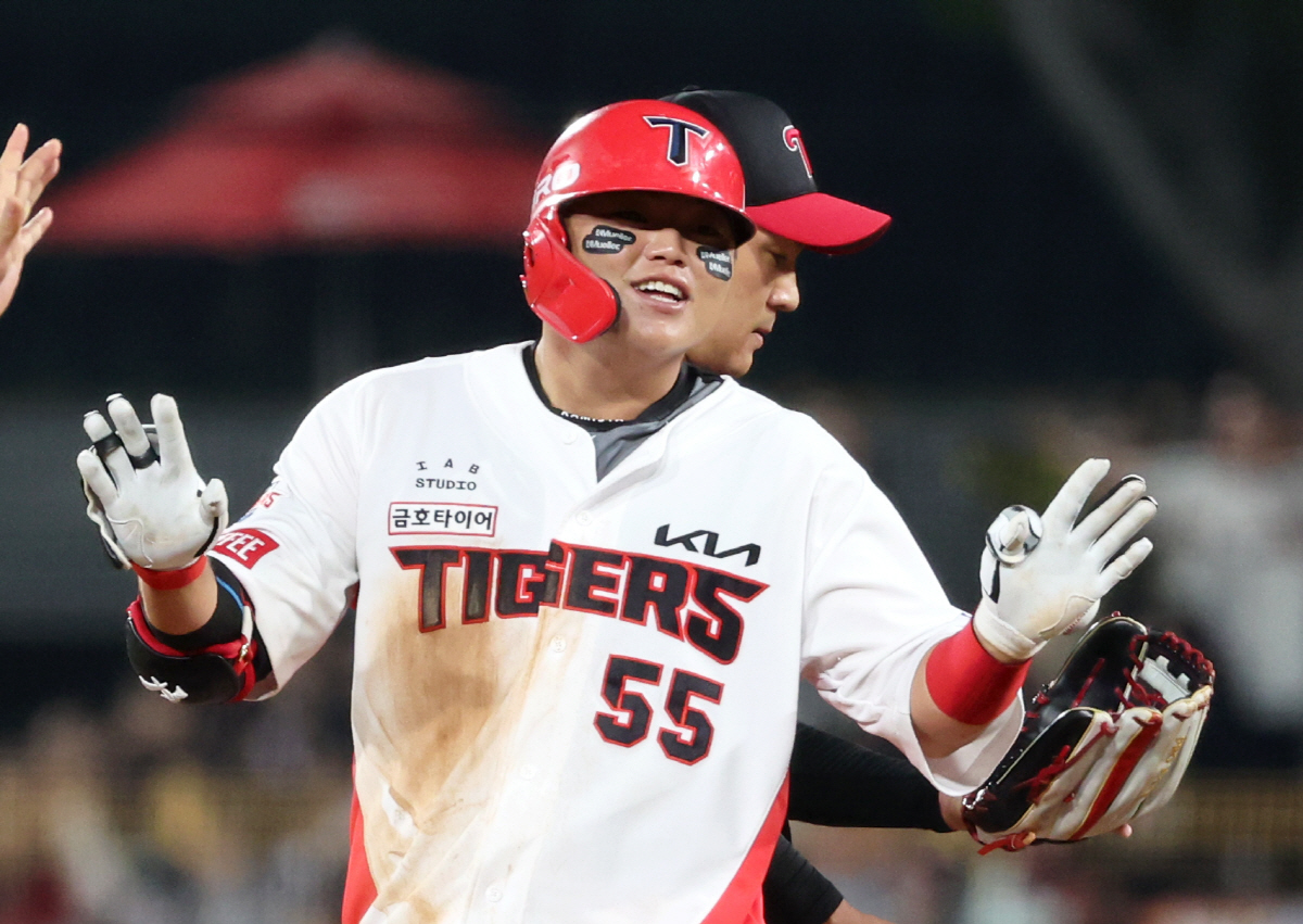 ▲11일 광주기아챔피언스필드에서 열린 프로야구 LG 트윈스와 KIA 타이거즈의 경기. KIA 한준수가 4회말에 선두타자 2루타를 치고 더그아웃을 향해 손을 들고 있다. (연합뉴스)