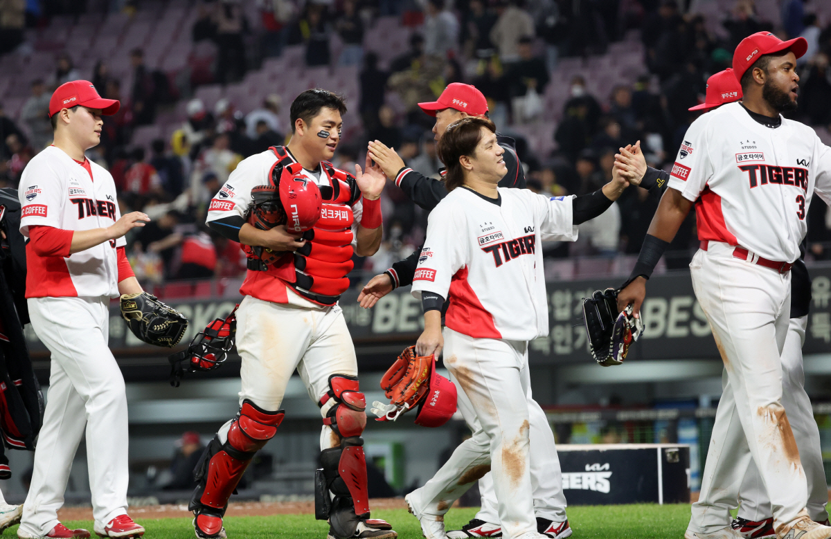 ▲11일 광주기아챔피언스필드에서 열린 프로야구 롯데 자이언츠와 KIA 타이거즈의 경기. KIA 선수들이 LG를 8-4로 꺾고 스윕 달성을 달성하고 승리 세리머니하고 있다. (연합뉴스)