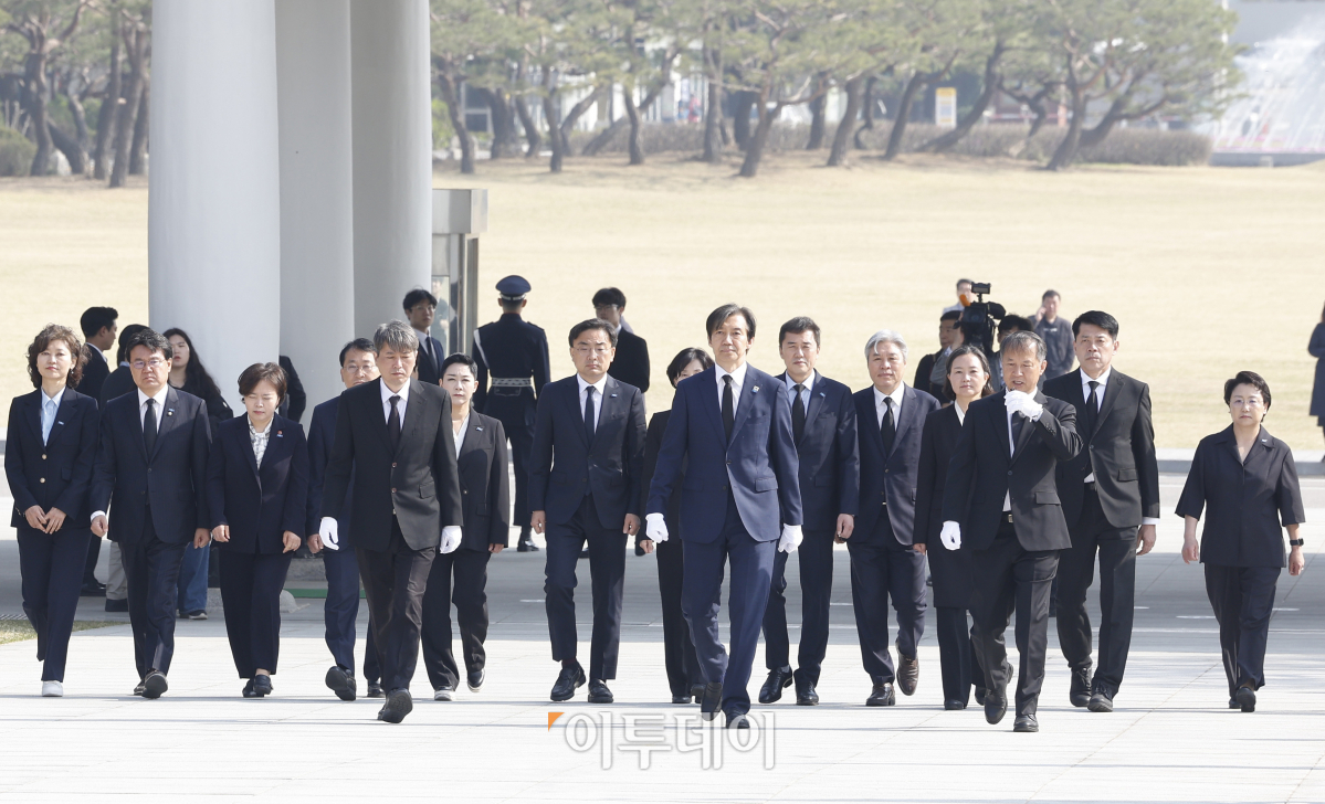 ▲조국 조국혁신당 대표가 12일 서울 동작구 국립서울현충원에서 참배를 하기 위해 이동하고 있다. 조현호 기자 hyunho@