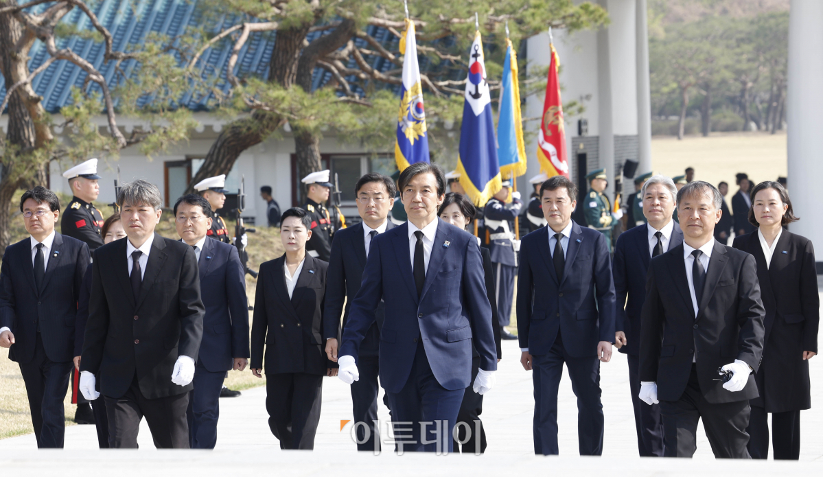 ▲조국 조국혁신당 대표가 12일 서울 동작구 국립서울현충원에서 참배를 하기 위해 이동하고 있다. 조현호 기자 hyunho@