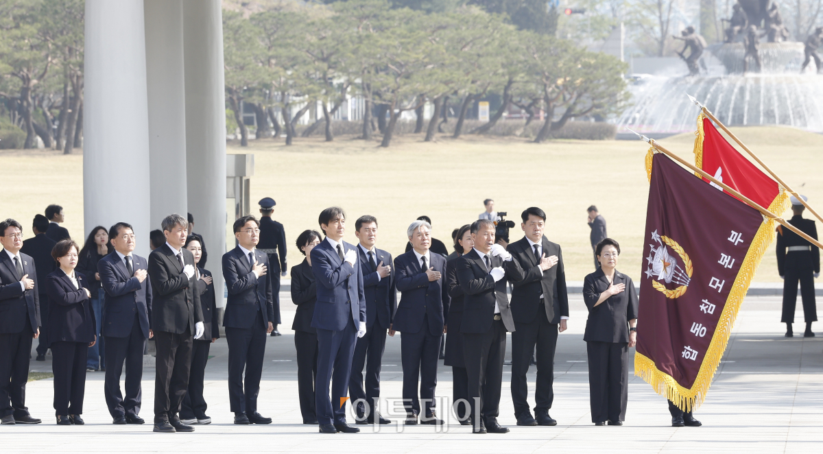 ▲조국 조국혁신당 대표가 12일 서울 동작구 국립서울현충원에서 참배를 하기 위해 이동하며 국기에 대한 경례를 하고 있다. 조현호 기자 hyunho@
