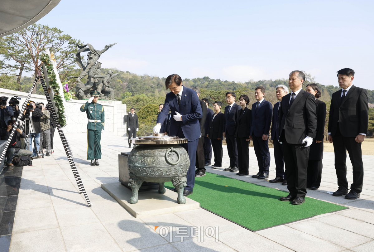 ▲조국 조국혁신당 대표가 12일 서울 동작구 국립서울현충원에서 참배를 하고 있다. 조현호 기자 hyunho@