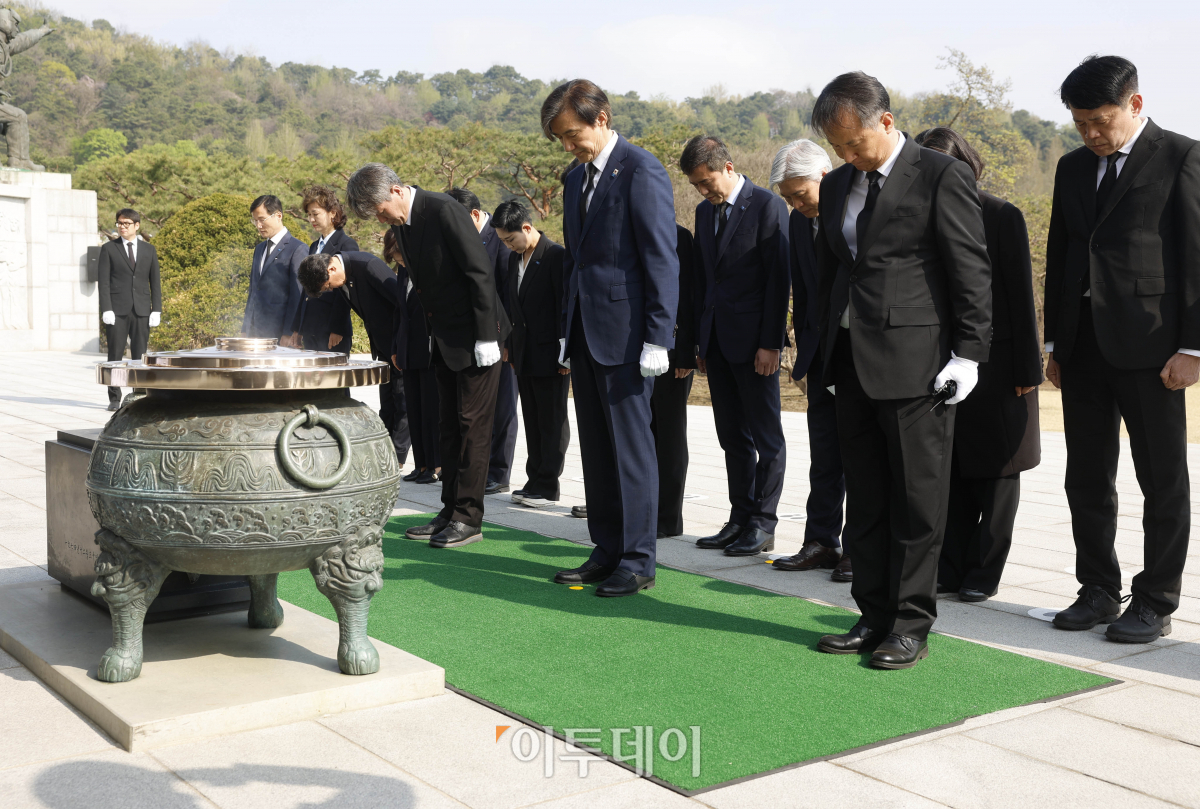 ▲조국 조국혁신당 대표가 12일 서울 동작구 국립서울현충원에서 참배를 하고 있다. 조현호 기자 hyunho@