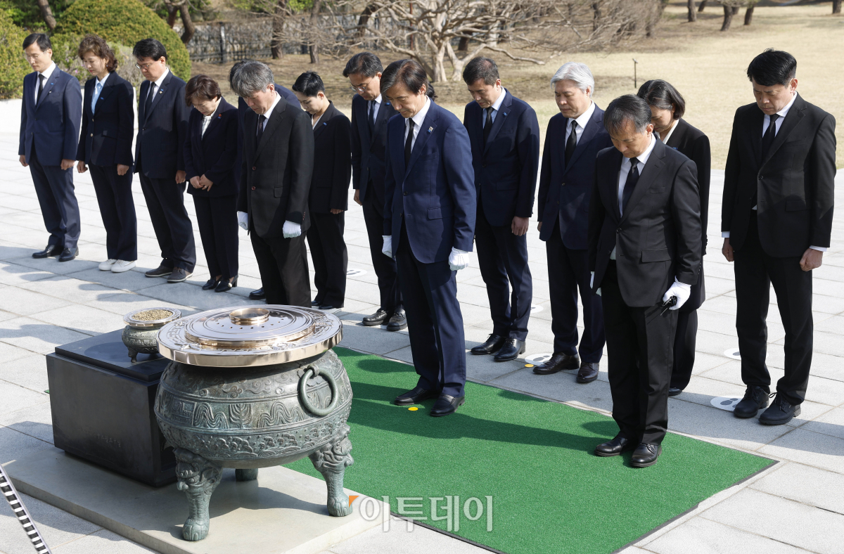 ▲조국 조국혁신당 대표가 12일 서울 동작구 국립서울현충원에서 참배를 하고 있다. 조현호 기자 hyunho@