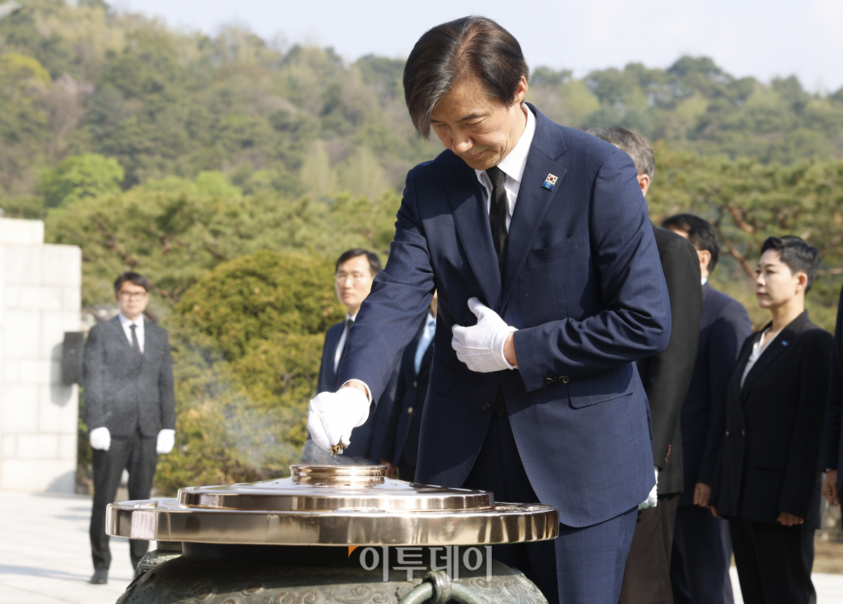 ▲조국 조국혁신당 대표가 12일 서울 동작구 국립서울현충원에서 참배를 하고 있다. 조현호 기자 hyunho@