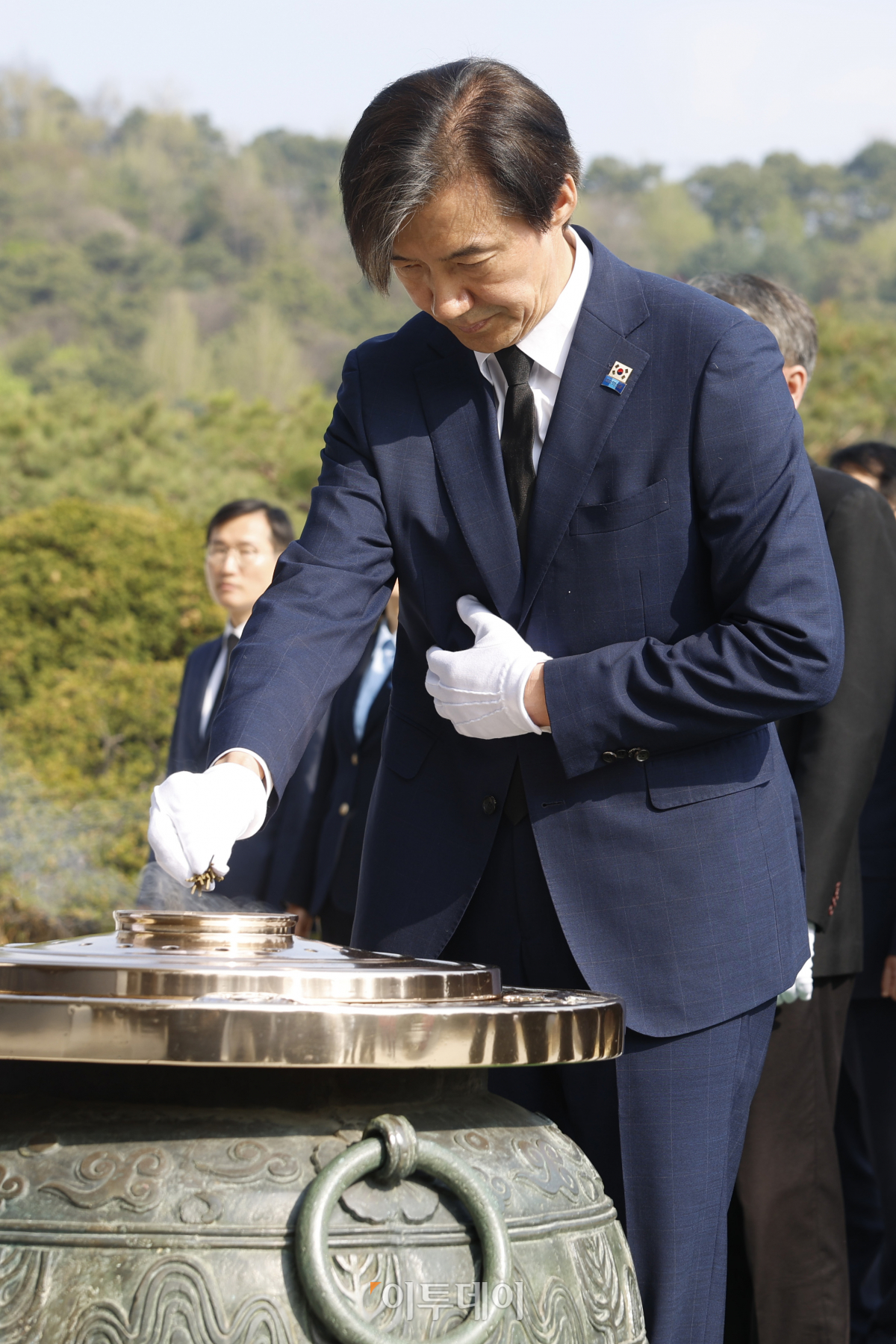 ▲조국 조국혁신당 대표가 12일 서울 동작구 국립서울현충원에서 참배를 하고 있다. 조현호 기자 hyunho@