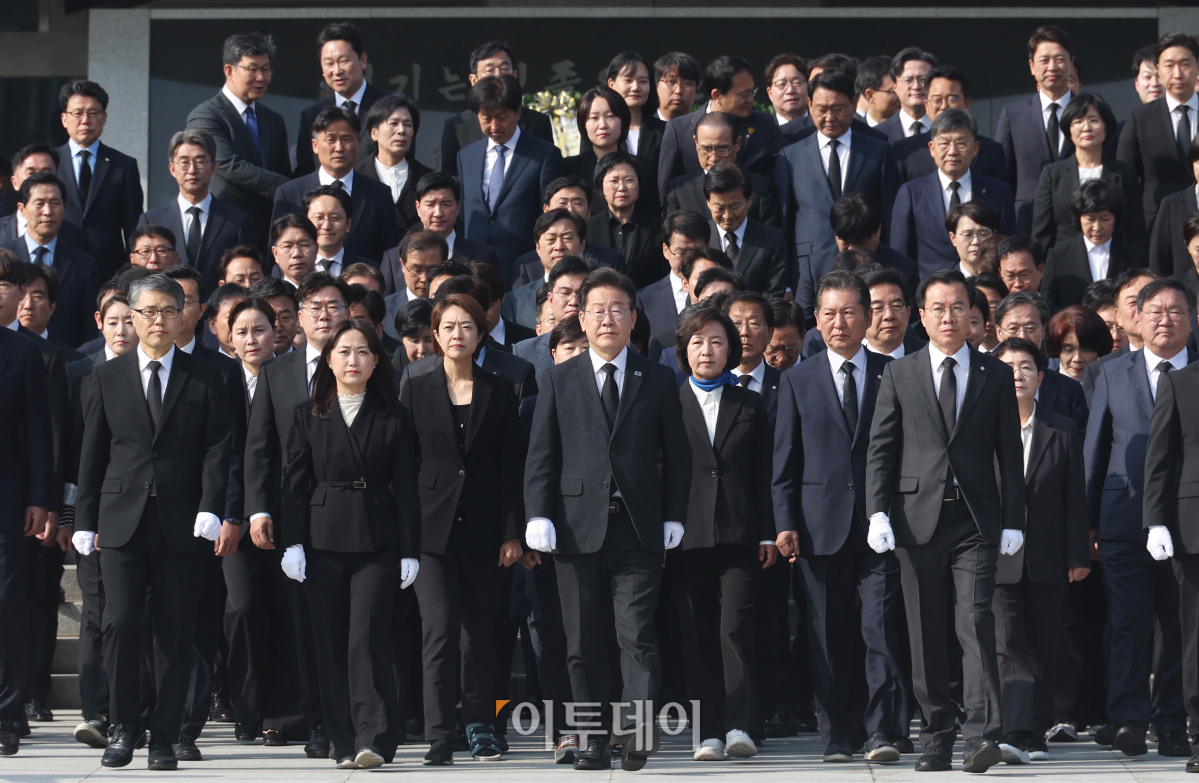 ▲이재명 더불어민주당 대표가 12일 당선인들과 함께 서울 동작구 국립서울현충원에서 현충탑 참배를 마친 뒤 이동하고 있다. 조현호 기자 hyunho@