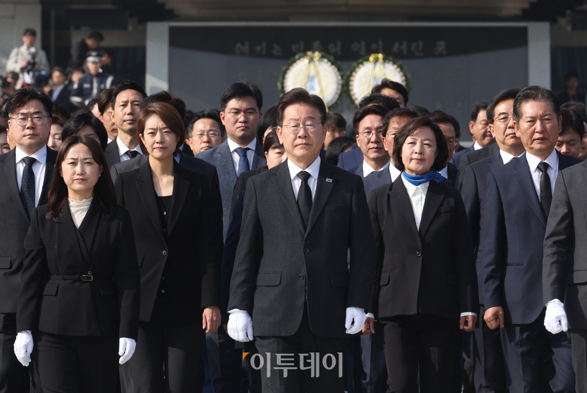 ▲이재명 더불어민주당 대표가 12일 당선인들과 함께 서울 동작구 국립서울현충원에서 현충탑 참배를 마친 뒤 이동하고 있다. 조현호 기자 hyunho@