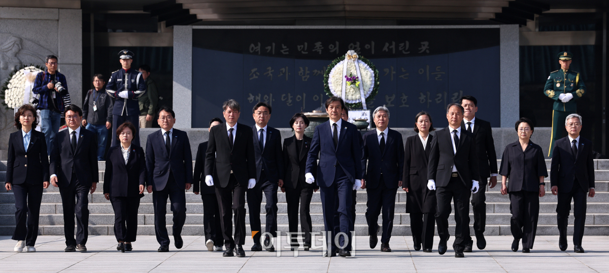 ▲조국 조국혁신당 대표가 12일 오전 비례대표 당선인들과 함께 서울 동작구 국립서울현충원에서 현충탑 참배를 마친 뒤 이동하고 있다. 조현호 기자 hyunho@