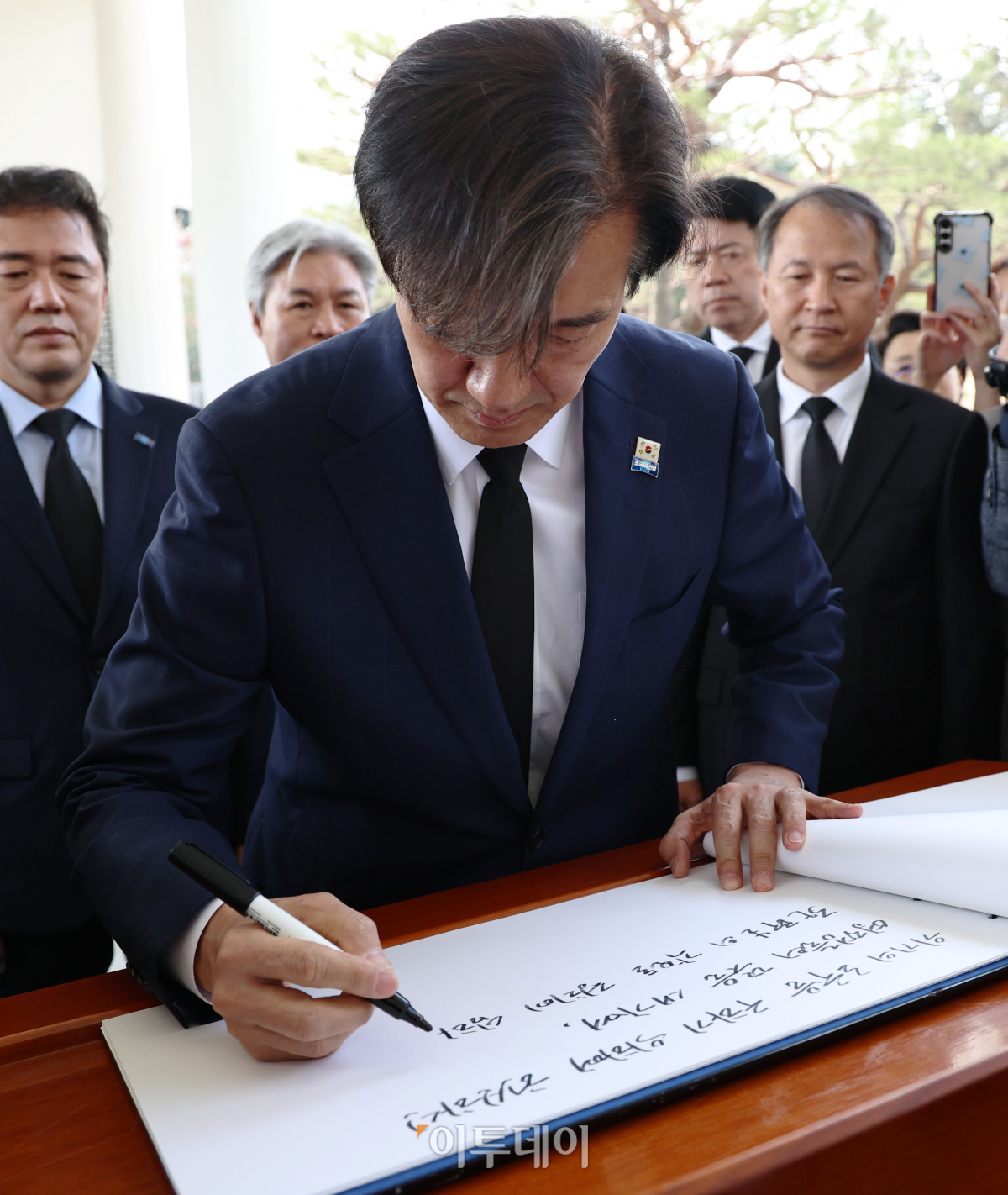 ▲조국 조국혁신당 대표가 12일 비례대표 당선인들과 함께 서울 동작구 국립서울현충원에서 현충탑 참배를 마친 뒤 방명록을 작성하고 있다. 조현호 기자 hyunho@