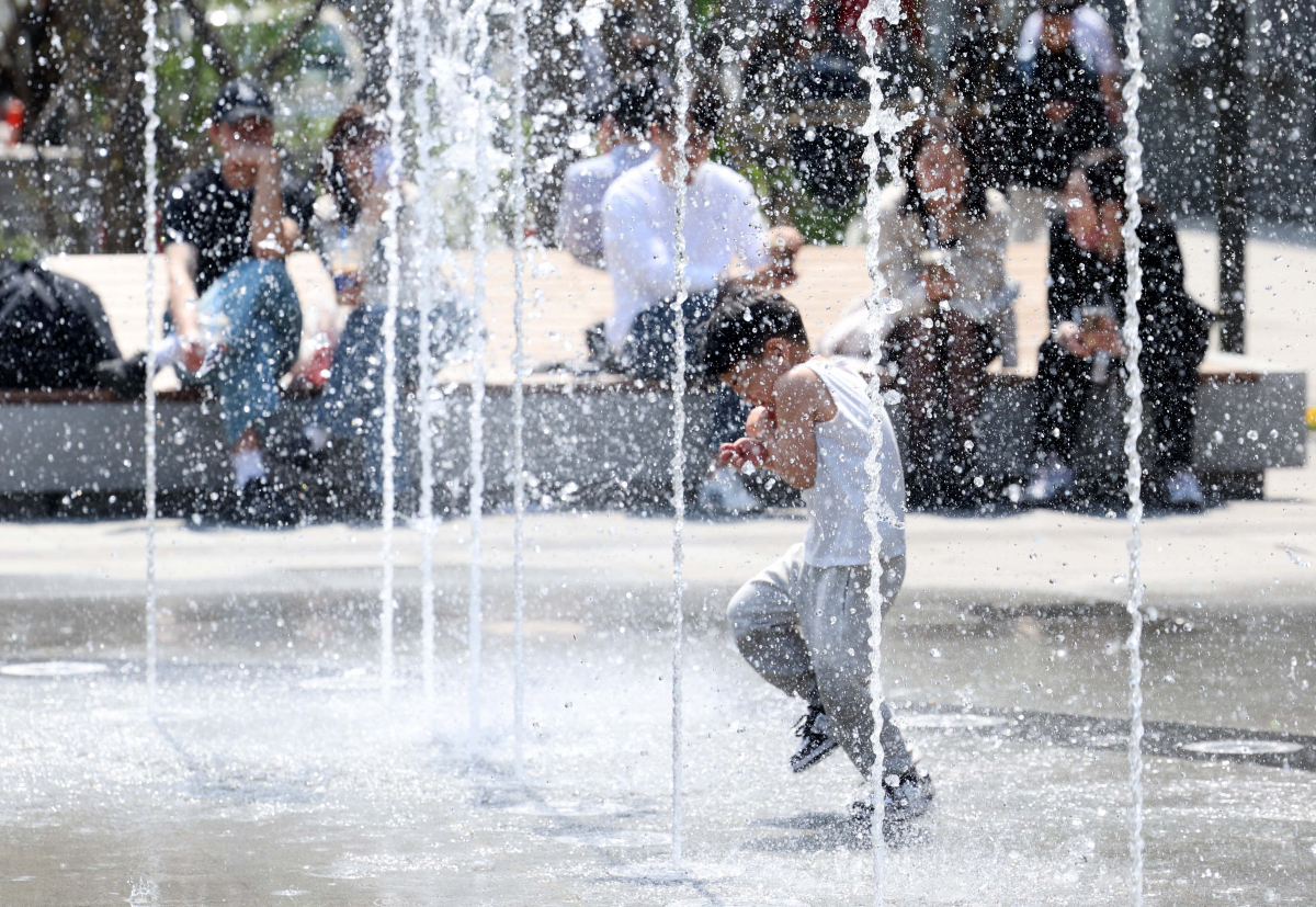 ▲서울 낮 최고기온이 24도를 기록하는 등 전국이 따뜻한 날씨를 보인 12일 서울 광화문광장에 분수가 가동되고 있다. 기상청은 기온이 점차 오르며 주말인 14일엔 서울 낮 최고기온이 28도를 나타내는 등 초여름 날씨를 보일 것으로 예상했다. 신태현 기자 holjjak@