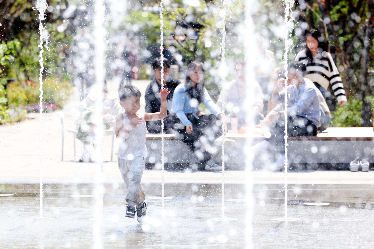 ▲서울 낮 최고기온이 24도를 기록하는 등 전국이 따뜻한 날씨를 보인 12일 서울 광화문광장에 분수가 가동되고 있다. 기상청은 기온이 점차 오르며 주말인 14일엔 서울 낮 최고기온이 28도를 나타내는 등 초여름 날씨를 보일 것으로 예상했다. 신태현 기자 holjjak@