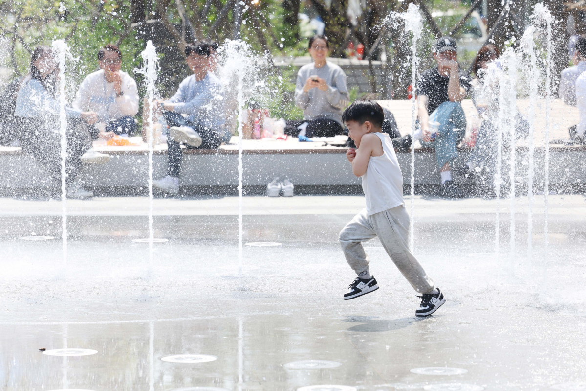 ▲서울 낮 최고기온이 24도를 기록하는 등 전국이 따뜻한 날씨를 보인 12일 서울 광화문광장에 분수가 가동되고 있다. 기상청은 기온이 점차 오르며 주말인 14일엔 서울 낮 최고기온이 28도를 나타내는 등 초여름 날씨를 보일 것으로 예상했다. 신태현 기자 holjjak@