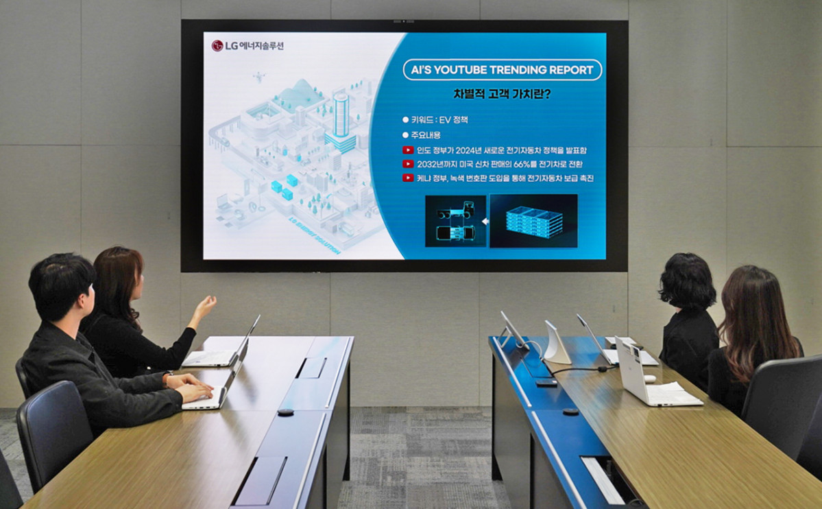 ▲LG에너지솔루션 임직원이 생성형 인공지능(AI)이 분석한 유튜브 트렌드 리포트를 보고 있다. (사진제공=LG에너지솔루션)
