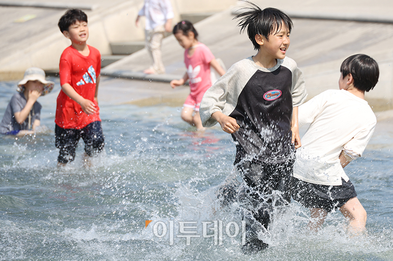 ▲서울 낮 최고기온이 30도까지 오르며 역대 가장 더운 4월을 기록한 14일 서울 여의도 물빛광장에서 학생들이 더위를 달래고 있다. 고이란 기자 photoeran@
