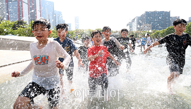 ▲서울 낮 최고기온이 30도까지 오르며 역대 가장 더운 4월을 기록한 14일 서울 여의도 물빛광장에서 학생들이 더위를 달래고 있다. 고이란 기자 photoeran@
