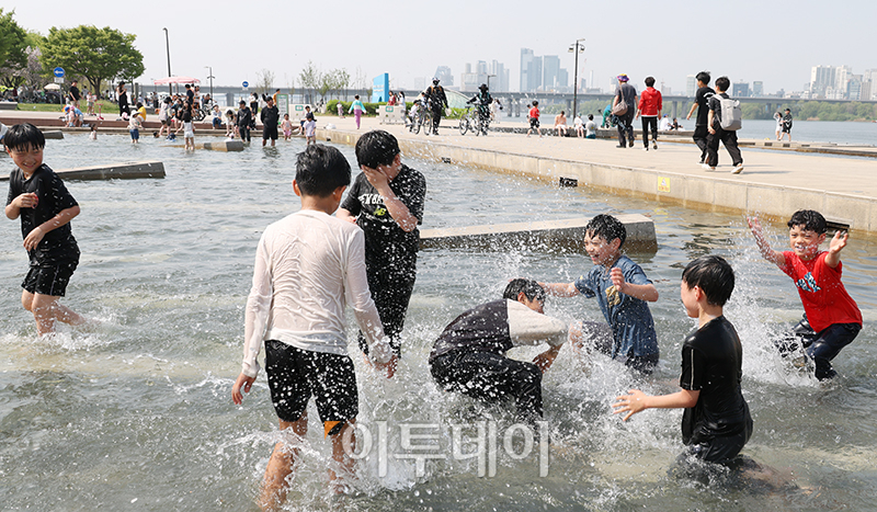 ▲서울 낮 최고기온이 30도까지 오르며 역대 가장 더운 4월을 기록한 14일 서울 여의도 물빛광장에서 학생들이 더위를 달래고 있다. 고이란 기자 photoeran@