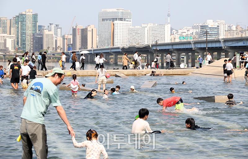 ▲서울 낮 최고기온이 30도까지 오르며 역대 가장 더운 4월을 기록한 14일 서울 여의도 물빛광장에서 시민들이 더위를 달래고 있다. 고이란 기자 photoeran@