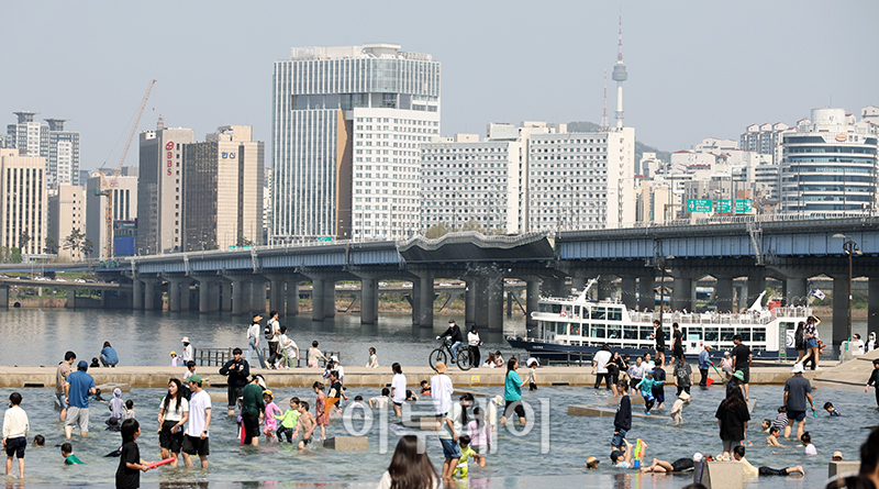 ▲서울 낮 최고기온이 30도까지 오르며 역대 가장 더운 4월을 기록한 14일 서울 여의도 물빛광장에서 시민들이 더위를 달래고 있다. 고이란 기자 photoeran@