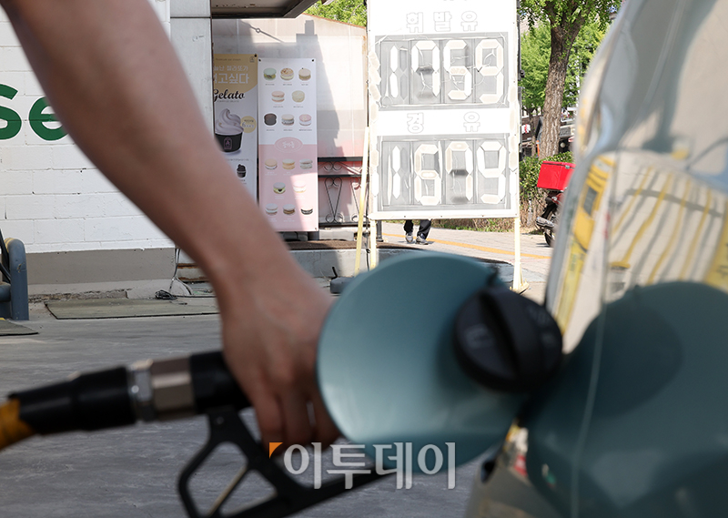 ▲중동 위기에 국제유가가 급등세를 보이는 가운데 서울 평균 휘발유 가격이 1750원을 넘어섰다. 14일 한국석유공사 유가정보시스템 오피넷에 따르면 4월 둘째 주 전국 주유소의 휘발유 평균 판매가격은 전주보다 26.3원 오른 리터(ℓ)당 1673.3원으로 집계됐다. 경유 평균 판매가는 전주보다 11.1원 상승한 리터(ℓ)당 1551.3원을 나타냈다. 사진은 이날 서울의 한 주유소 가격표. 고이란 기자 photoeran@