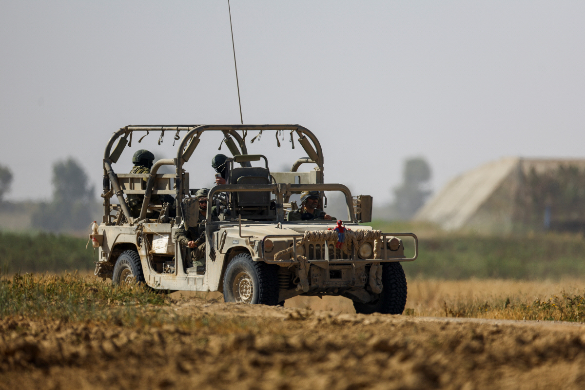 ▲4일(현지시간) 이스라엘과 가자지구 국경 근처에서 이스라엘 군용 차량이 지나가고 있다. 로이터연합뉴스