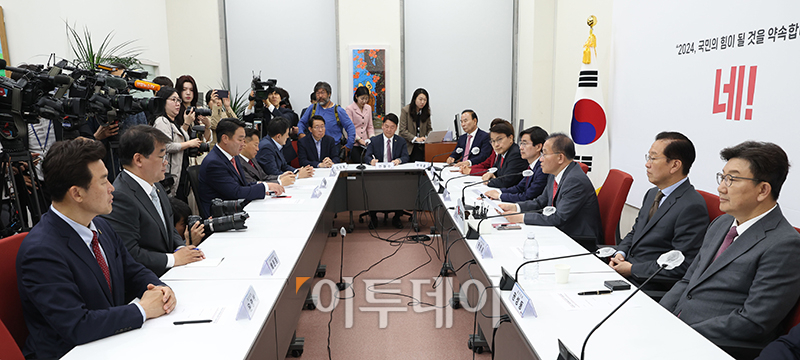 ▲윤재옥 국민의힘 원내대표 겸 당대표 권한대행이 15일 서울 여의도 국회에서 열린 국민의힘 4선 이상 국회의원 당선인 간담회에서 모두발언을 하고 있다. 고이란 기자 photoeran@