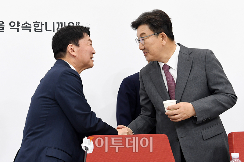 ▲안철수(왼쪽) 국민의힘 의원과 권성동 의원이 15일 서울 여의도 국회에서 열린 4선 이상 국회의원 당선인 간담회에서 인사를 하고 있다. 고이란 기자 photoeran@