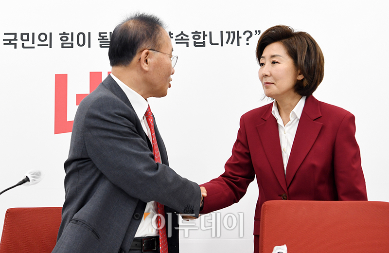 ▲윤재옥(왼쪽) 국민의힘 원내대표 및 당대표 권한대행과 나경원 당선인이 15일 서울 여의도 국회에서 열린 4선 이상 국회의원 당선인 간담회에서 인사를 하고 있다. 고이란 기자 photoeran@