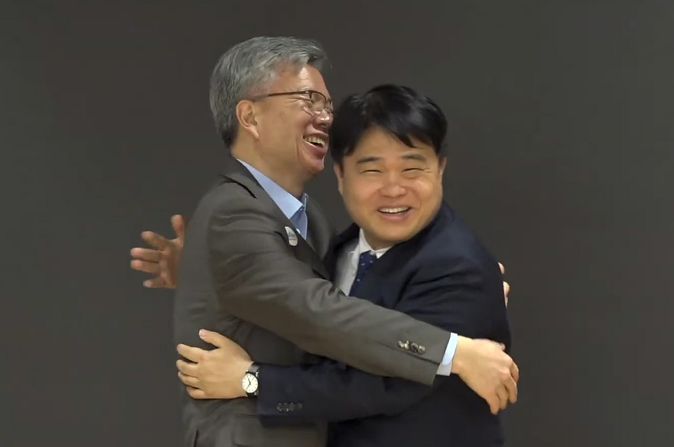 ▲김택우 대한의사협회(의협) 비대위원장(왼쪽)과 임현택 의협 회장 당선인이 14일 오후 서울 용산구 의협회관에서 비대위 회의를 마치고 포옹했다. (연합뉴스)