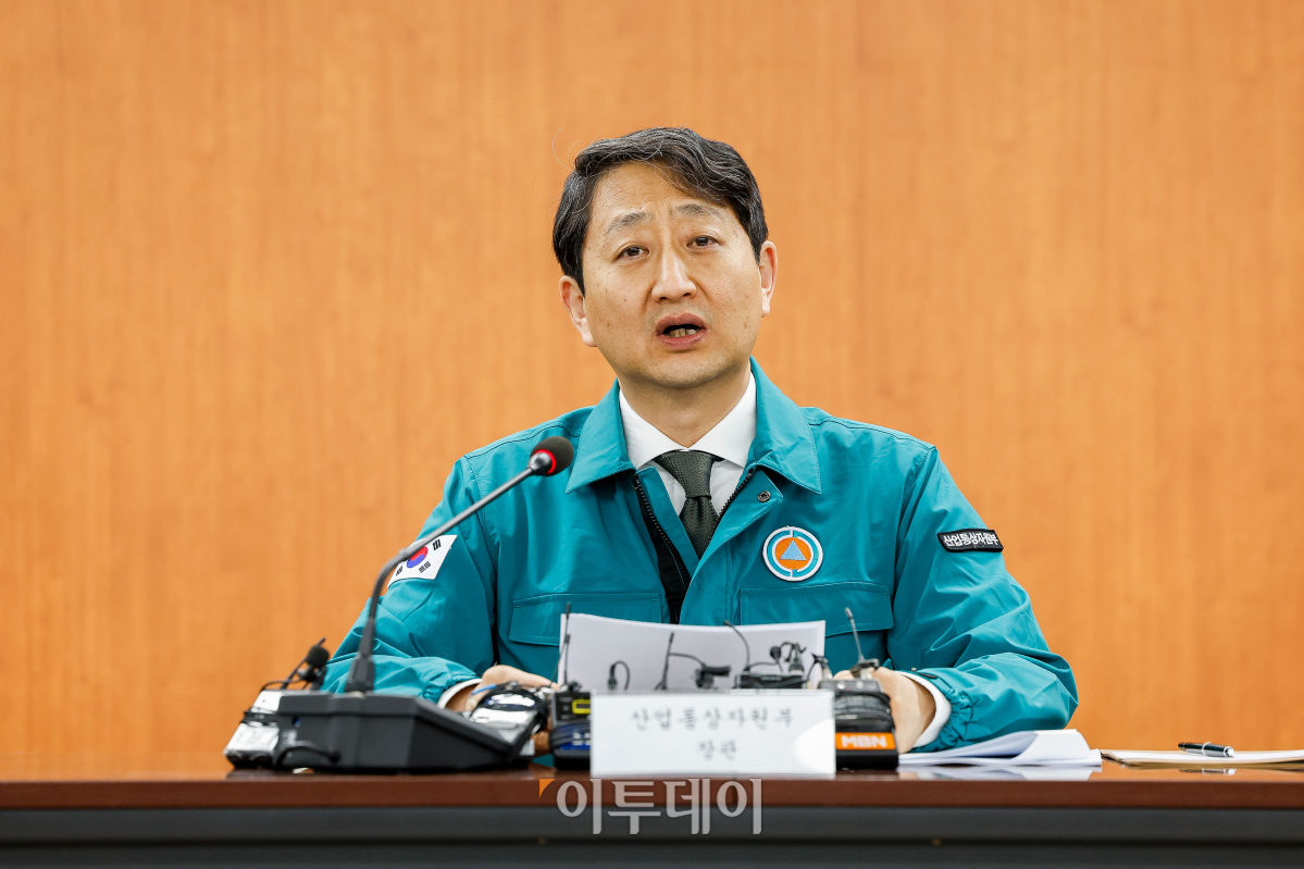 ▲안덕근 산업통상자원부 장관이 15일 서울 중구 석탄회관에서 열린 석유·가스 수급상황 긴급 점검회의에서 모두발언을 하고 있다. 조현호 기자 hyunho@