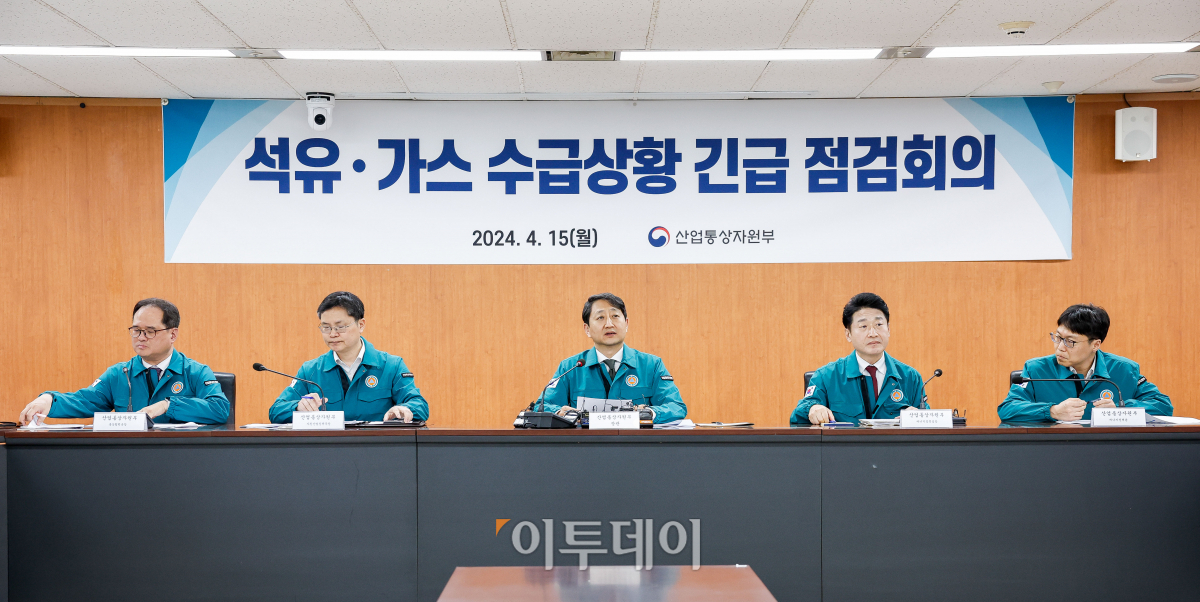 ▲안덕근 산업통상자원부 장관이 15일 서울 중구 석탄회관에서 열린 석유·가스 수급상황 긴급 점검회의에서 모두발언을 하고 있다. 조현호 기자 hyunho@