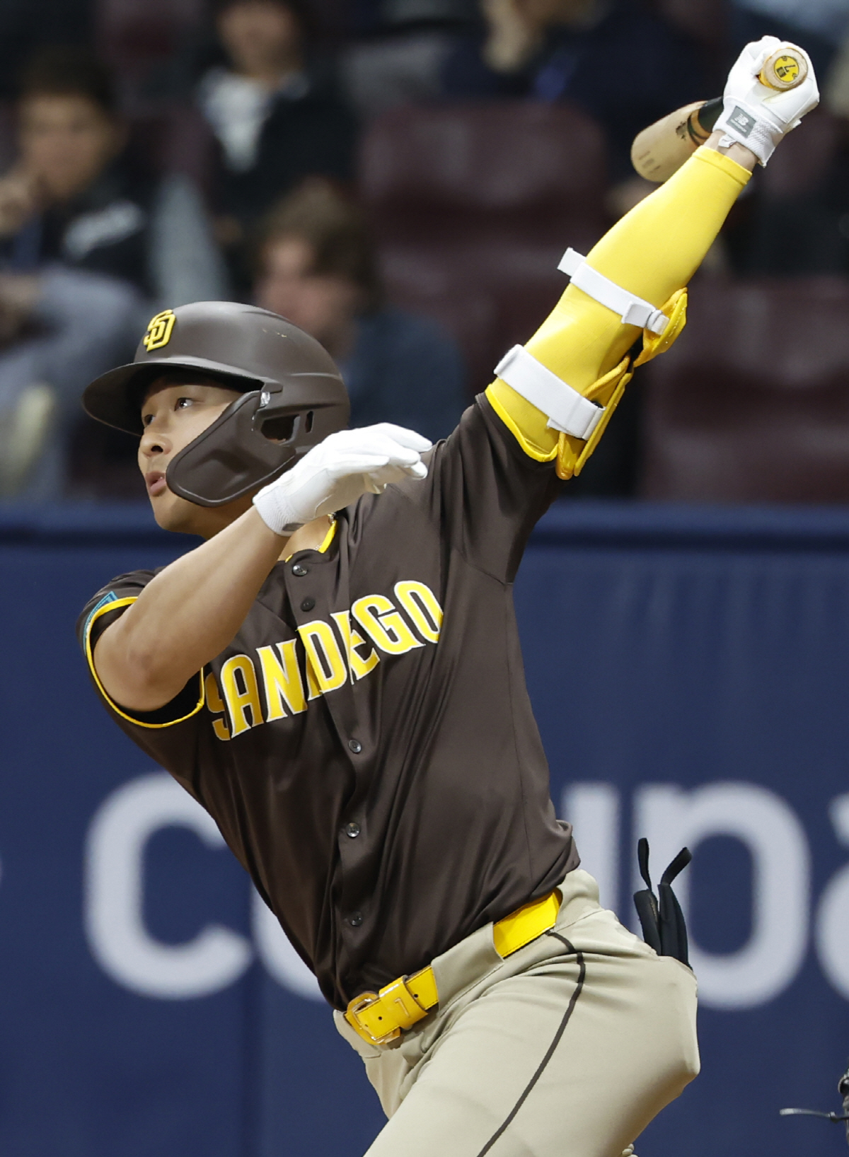 ▲지난달 21일 서울 구로구 고척스카이돔에서 열린 2024 미국 메이저리그(MLB) 월드투어 서울시리즈 공식 개막전 샌디에이고 파드리스와 LA 다저스의 2차전 경기, 샌디에이고 1회초 공격 무사 주자 1, 3루서 김하성이 1타점 희생타를 때리고 있다.(뉴시스)