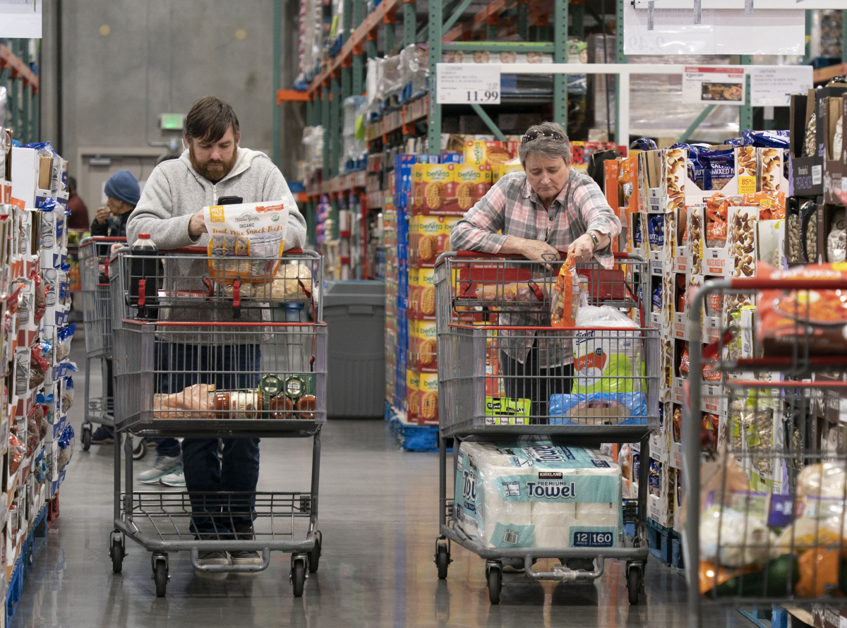 ▲(240112) -- SAN FRANCISCO, Jan. 12, 2024 (Xinhua) -- People shop at a supermarket in Foster City, California, the United States, Jan. 11, 2024. U.S. consumer inflation in December 2023 accelerated to 3.4 percent from a year ago, after dropping to 3.1 percent in the previous month, amid rising shelter and energy prices, the U.S. Labor Department reported Thursday. (Photo by Li Jianguo/Xinhua)