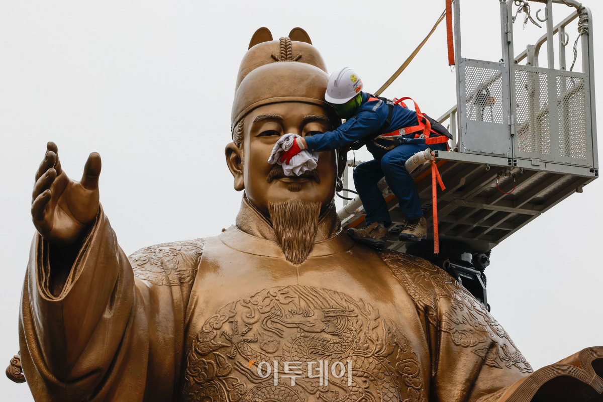 ▲서울시 관계자들이 16일 오전 서울 종로구 광화문광장에서 세종대왕 동상을 세척하고 있다. 광화문광장 동상 세척은 최근 황사와 미세먼지로 묵은 때가 동상을 두껍게 덮고 있어 총 4단계(먼지 제거·세척·이물질 제거·코팅)로 이뤄진다. 세척은 이날부터 17일 오후 6시까지 세척을 진행한다. 조현호 기자 hyunho@