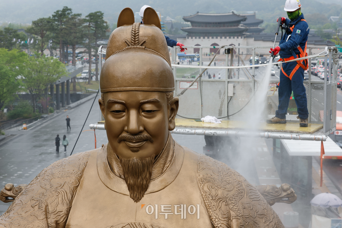 ▲서울시 관계자들이 16일 오전 서울 종로구 광화문광장에서 세종대왕 동상을 세척하고 있다. 광화문광장 동상 세척은 최근 황사와 미세먼지로 묵은 때가 동상을 두껍게 덮고 있어 총 4단계(먼지 제거·세척·이물질 제거·코팅)로 이뤄진다. 세척은 이날부터 17일 오후 6시까지 세척을 진행한다. 조현호 기자 hyunho@