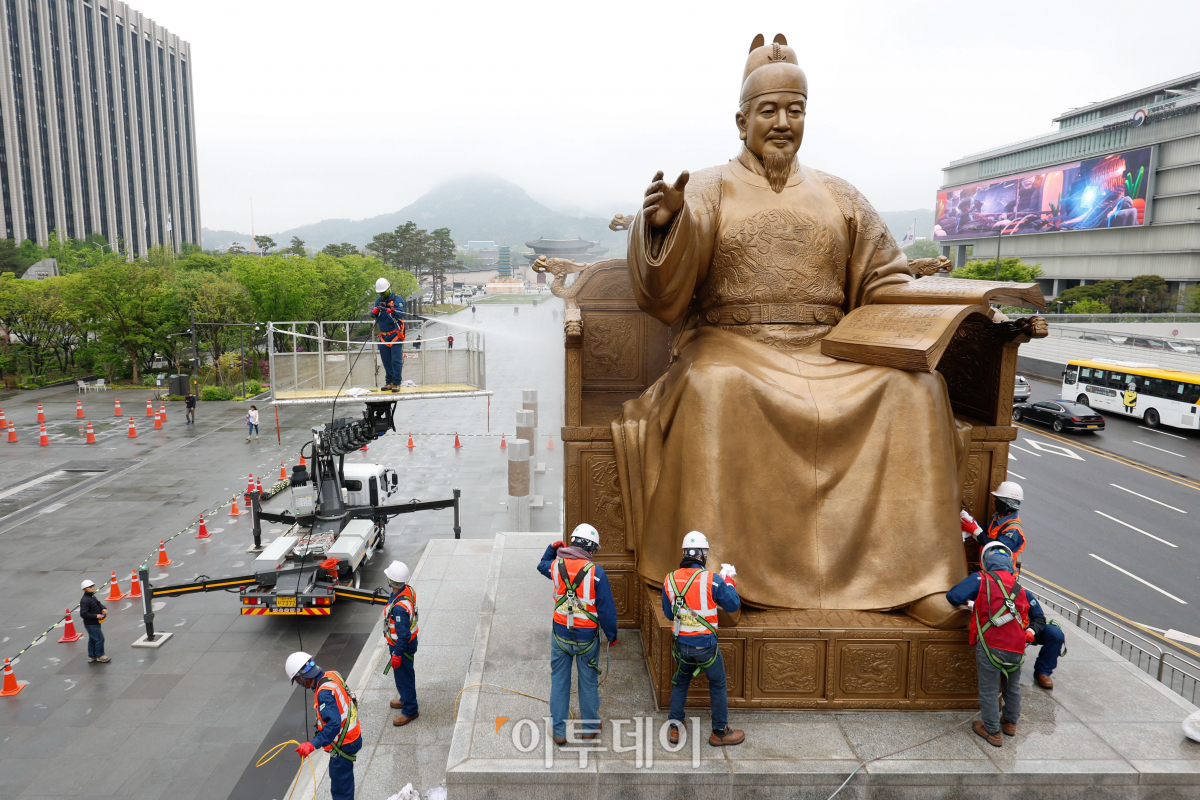 ▲서울시 관계자들이 16일 오전 서울 종로구 광화문광장에서 세종대왕 동상을 세척하고 있다. 광화문광장 동상 세척은 최근 황사와 미세먼지로 묵은 때가 동상을 두껍게 덮고 있어 총 4단계(먼지 제거·세척·이물질 제거·코팅)로 이뤄진다. 세척은 이날부터 17일 오후 6시까지 세척을 진행한다. 조현호 기자 hyunho@