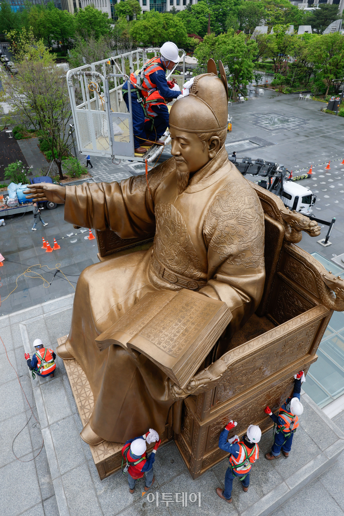 ▲서울시 관계자들이 16일 오전 서울 종로구 광화문광장에서 세종대왕 동상을 세척하고 있다. 광화문광장 동상 세척은 최근 황사와 미세먼지로 묵은 때가 동상을 두껍게 덮고 있어 총 4단계(먼지 제거·세척·이물질 제거·코팅)로 이뤄진다. 세척은 이날부터 17일 오후 6시까지 세척을 진행한다. 조현호 기자 hyunho@