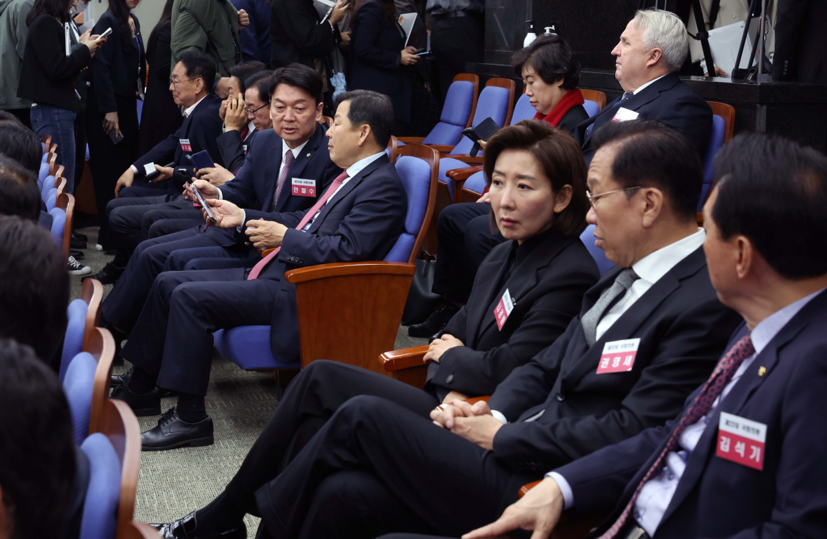 ▲16일 서울 여의도 국회에서 열린 국민의힘·국민의미래 당선자 총회에 안철수 의원, 나경원 당선인, 권영세 의원 등이 참석해 있다. 신태현 기자 holjjak@