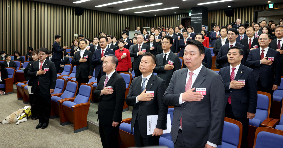 ▲윤재옥 국민의힘 원내대표 겸 당대표 권한대행과 제22대 국회 국민의힘·국민의미래 당선자들이 16일 서울 여의도 국회에서 열린 국민의힘·국민의미래 당선자 총회에서 국민의례를 하고 있다. 신태현 기자 holjjak@