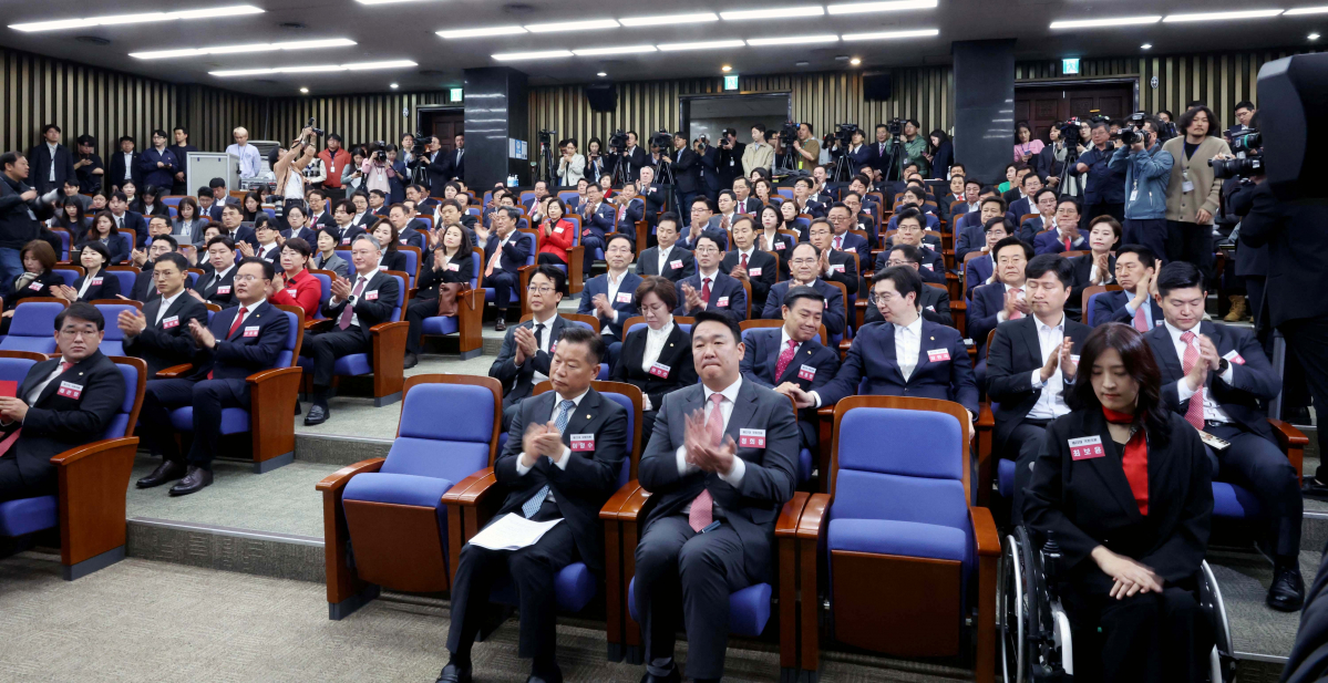 ▲제22대 국회 국민의힘·국민의미래 당선자들이 16일 서울 여의도 국회에서 열린 국민의힘·국민의미래 당선자 총회에서 박수치고 있다. 신태현 기자 holjjak@