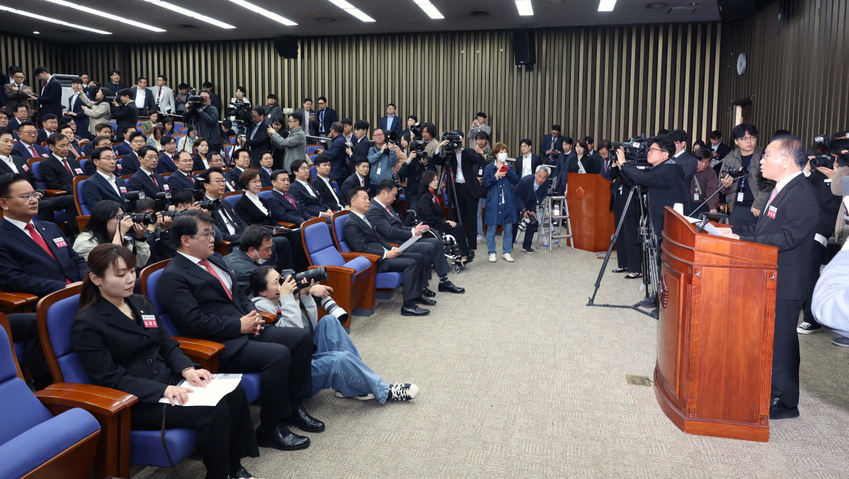 ▲윤재옥 국민의힘 원내대표 겸 당대표 권한대행이 16일 서울 여의도 국회에서 열린 국민의힘·국민의미래 당선자 총회에서 모두발언을 하고 있다. 신태현 기자 holjjak@